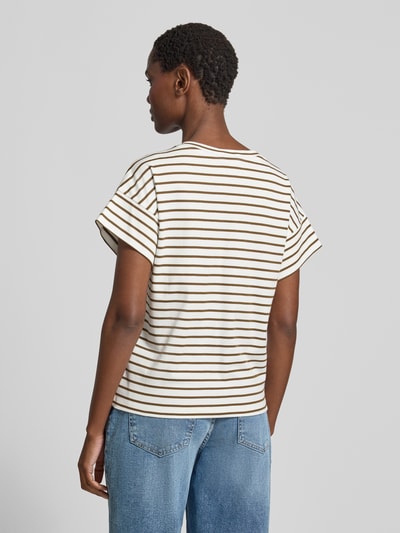 Modelka prezentuje damski t-shirt Relaxed Fit T-Shirt aus reiner Baumwolle od s.Oliver RED LABEL, beżowe i brązowe paski, miękka bawełna, całkowity widok z tyłu.
