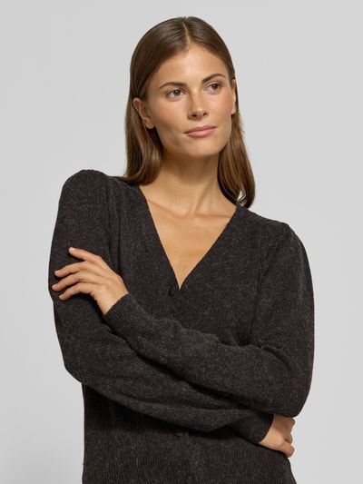 Vrouwenmodel draagt Regular fit gebreid jack met v-hals model 'DOFFY' van VERO MODA, Dames, donkergrijs, textuur zichtbaar, close-up bovenlichaam.