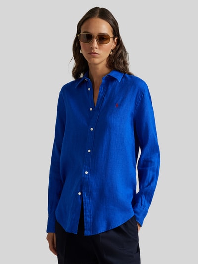 Modelka kobieca nosi Hemdbluse aus reinem Leinen od Polo Ralph Lauren, intensywnie niebieski kolor, luźny krój, długi rękaw, guziki, widoczne haftowane logo, len o gładkiej strukturze, długość tyłu w rozmiarze S: 70 cm, długość rękawa w rozmiarze S: 58 cm, ujęcie całej sylwetki z przodu.