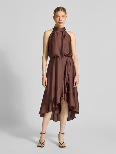 Vrouwenmodel draagt Neckholder-Cocktailkleid mit Volants van Swing, A-lijn midijurk van satijn in bruin, vooraanzicht van het hele lichaam