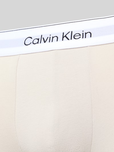 Produktfoto, jasnobeżowy materiał o gładkiej strukturze, elastyczny pas z logo Calvin Klein, Trunks aus Baumwoll-Mix im 3er-Pack Modell 'LOW RISE TRUNK 3PK' von Calvin Klein Underwear, Herren Pant & Trunk