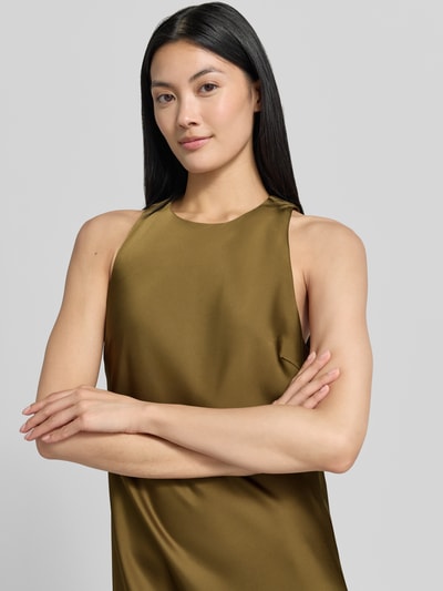 Kobiece modelka nosi długa sukienka z satyny Gestuz Maxikleid mit Rundhalsausschnitt Model 'cerina', okrągły dekolt, szerokie ramiączka, zamek błyskawiczny z tyłu, Długość tyłu w rozmiarze 36: 139 cm, Szerokość w rozmiarze 36: 22 cm, krój straight fit, satynowa powierzchnia, Nahaufnahme górnej części ciała.