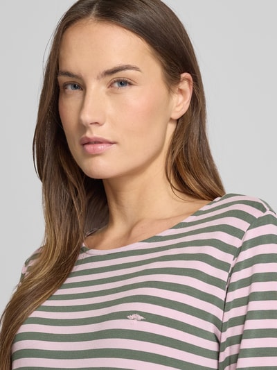 Vrouwenmodel draagt Regular Fit Longsleeve uit viscose-mix van Fynch-Hatton met ronde hals, logo-stitching, close-up bovenlichaam.