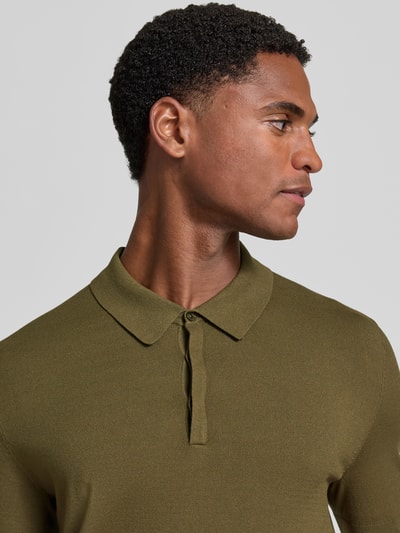 Męskiznodel nosi Regular Fit koszulkę polo z mieszanki wiskozy model 'San Peter-CV' od HUGO, koszulka w kolorze oliwkowym, zbliżenie na górną część ciała, Herren Poloshirt von HUGO