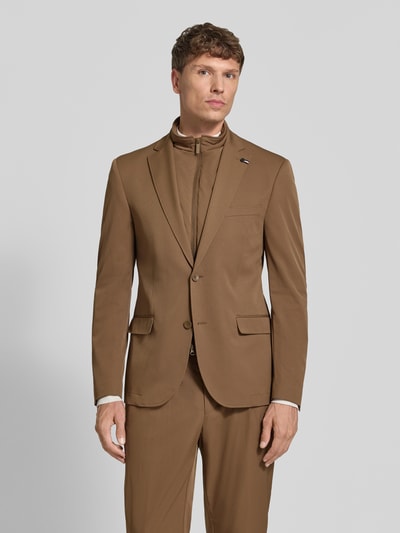 Męski model nosi Slim Fit 2-in-1-Sakko mit Pattentaschen von bugatti, Mieszanka materiałów z dodatkiem streczu, krój slim fit, efekt 2 w 1, Kołnierz z połami, zapięcie na guzik, kieszenie z patką, Długość tyłu w rozmiarze 50: 74 cm, Szerokość w rozmiarze 50: 46 cm, Długość rękawów w rozmiarze 50: 66 cm, kolor jasnobrązowy, gładka tekstura, Ganzkörperansicht von vorne