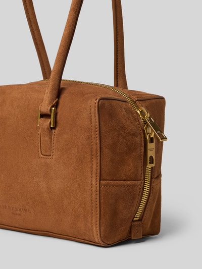 Produktfoto, Satchel aus echtem Leder Modell 'KAYLA' von LIEBESKIND BERLIN in Braun, markante Gold-Reißverschlüsse, sichtbare Logo-Prägung, strukturierte Wildleder-Textur, rechteckige Form, Informationen zu Maßen und Schulterriemen im Kontext enthalten
