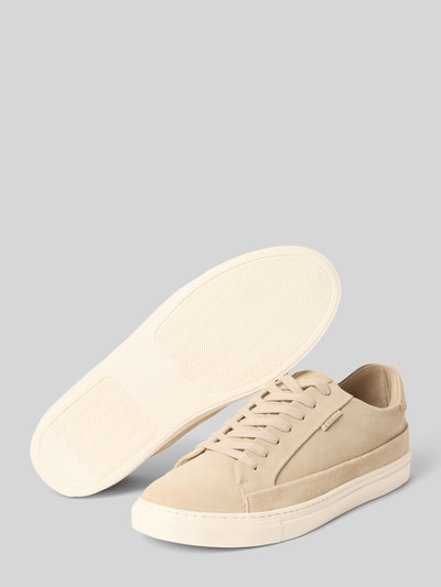 Productfoto, Sneaker uit leer met labeldetail van PS Poelman, heren sneakers, beige tint, afgeronde punt, vetersluiting, hakhoogte 3 cm, schachthoogte 7 cm, schachtbreedte 10 cm, gladde textuur, rubberen zool