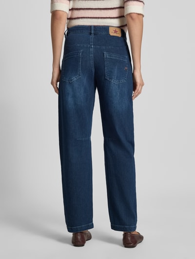 Vrouwenmodel draagt donkerblauwe Barrel Jeans uit mix van katoen, rechte pijpen, zichtbare textuur, Buena Vista, dames jeans, volledige lichaamsweergave achterkant