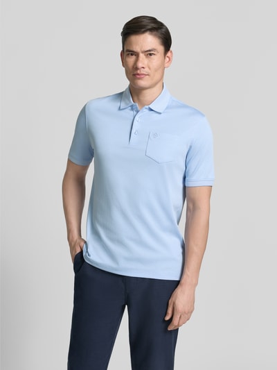 Männermodel trägt Regular Fit Poloshirt mit Brusttasche und Label-Stitching von bugatti, hellblau, Knopfleiste, Polokragen, Rückenlänge 70 cm bei Größe M, Ganzkörperansicht von vorne.