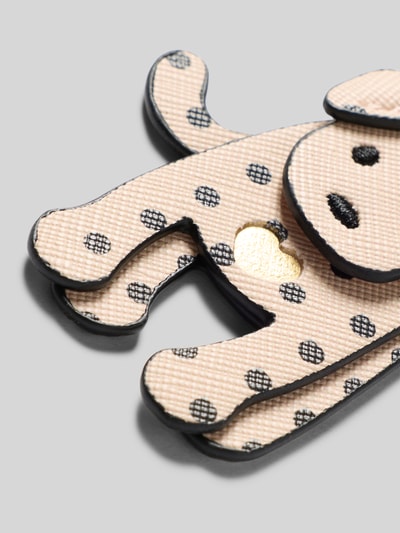 Produktfoto, Motiv-Schlüsselanhänger mit Karabiner von Seidenfelt, beigefarbene Lederoptik mit schwarzem Motiv-Muster, goldener Schlüsselring, Damen Schlüsselanhänger, Struktur mit feinem Muster, Detailaufnahme.