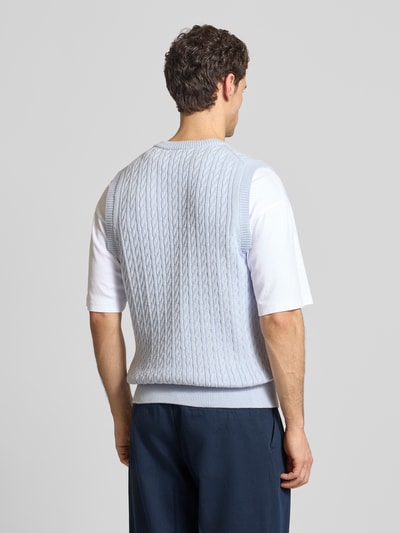 Männermodel trägt Regular Fit Pullunder aus Baumwoll-Mix von Lacoste in Hellblau mit Zopfmuster und Crew Neck, Ganzkörperansicht Rückansicht.