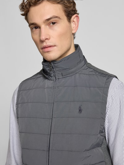 Mężczyznamodel nosi Regular Fit Steppweste aus Baumwoll-Mix von Polo Ralph Lauren, szary bawełniany pikowany materiał, logo, krój regular fit, zbliżenie na górną część ciała.