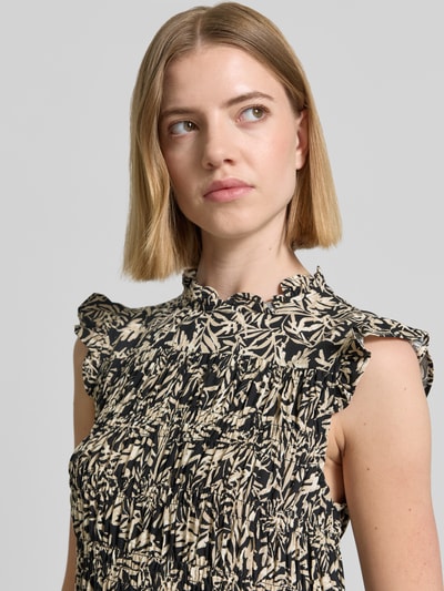 Frauenmodel trägt Blusentop aus Reiner Viskose mit Rüschenkragen Modell 'FAYE' von Soyaconcept, Körpernaher-Schnitt, Smok-Detail, Nahaufnahme Oberkörper.