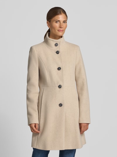 Frauenmodel trägt Regular Fit Mantel aus Woll-Mix von FUCHS SCHMITT in Beige, Stehkragen, glatte Textur, Ganzkörperansicht von vorne. Rückenlänge bei Größe 36: 84 cm, Schulterbreite: 41 cm, Brustweite: 47 cm, Ärmellänge: 67 cm.