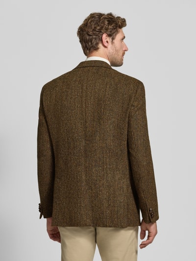 Männermodel trägt brązową marynarkę na 2 guziki Slim Fit z czystej żywej wełny Model 'Theo' od Carl Gross, kieszenie z patką, Kołnierz z połami, długość tyłu 75 cm, szerokość ramion 44 cm, długość rękawów 66 cm, Ganzkörperansicht Rückansicht