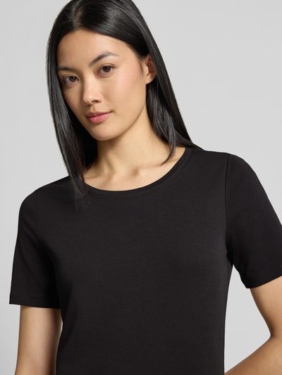 Frauenmodel trägt Regular Fit T-Shirt aus reiner Baumwolle von s.Oliver RED LABEL in Schwarz, glatte Struktur, Nahaufnahme Oberkörper.