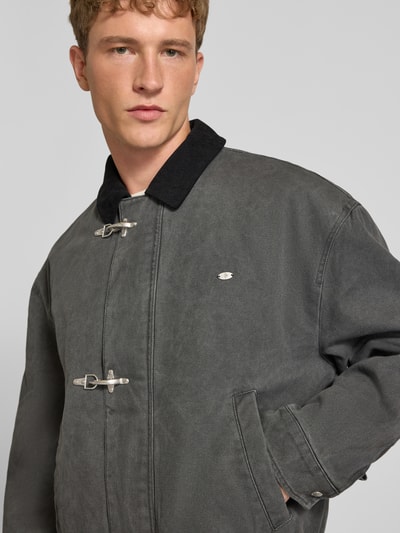 Männermodel trägt Gewaschene Bomberjacke mit Metallverschlüssen von REVIEW in Dunkelgrau, reine Baumwolle, Regular Fit, Nahaufnahme Oberkörper.