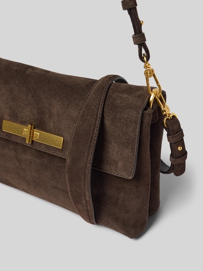 Produktfoto, Shoulder Bag aus echtem Leder von Abro in Dunkelbraun mit goldfarbenem Verschluss, geteiltem Hauptfach und abnehmbarem Schulterriemen, strukturierte Wildleder-Oberfläche, Größe 31x19x9 cm, Innenfach mit Reißverschluss, Länge Schulterriemen 63 cm.