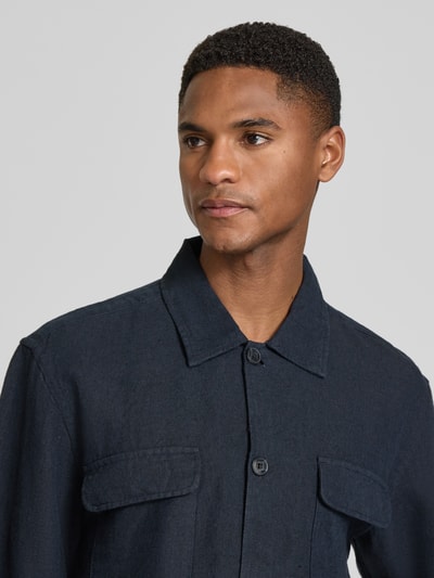 Männermodel trägt Relaxed Fit Hemdjacke aus Leinen-Baumwoll-Mix Modell 'LEROY' von SELECTED HOMME, unifarben, Nahaufnahme Oberkörper.