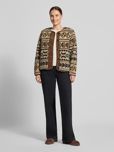 Frauenmodel trägt Regular Fit Teddyjacke mit Rundhalsausschnitt Modell 'LINDAU' von VERO MODA, beige-braunes Muster, Webpelz, Ganzkörperansicht von vorne, Damen Teddy- / Webpelzjacke
