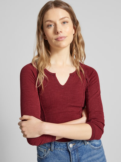 Guess Jeans Cropped Longsleeve mit V-Ausschnitt Bordeaux 3