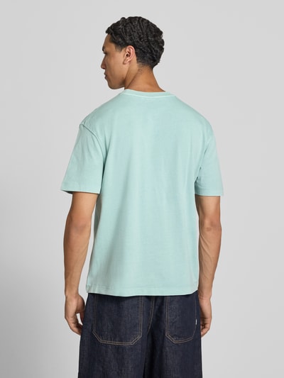 Männermodel trägt mintgrünes Regular Fit T-Shirt aus reiner Baumwolle Modell 'John Tee' von Pepe Jeans, Herren T-Shirt, Ganzkörperansicht Rückansicht.