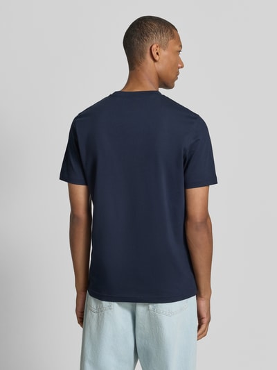 Männermodel trägt Regular Fit T-Shirt aus reiner Baumwolle Modell 'Te_Logo' von BOSS für Herren BOSS Orange, Dunkelblau, Ganzkörperansicht Rückansicht.