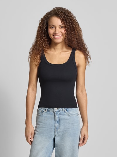 Frauenmodel trägt Slim Fit Top aus Baumwoll-Mix Modell 'ESSENTIAL RIBBED TANK' von Levi's®, unifarben, Feinripp, U-Ausschnitt, Ganzkörperansicht von vorne.