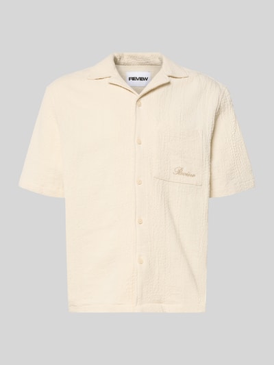Produktfoto, Regular Fit Freizeithemd mit Logo-Stitching od REVIEW, kremowy kolor, bawełna, krótki rękaw, kieszeń na piersi, krój regular fit, kołnierz rewersowy, długość tyłu w rozmiarze M: 68 cm, szerokość w rozmiarze M: 55 cm, długość rękawa w rozmiarze M: 27 cm, faktura materiału widoczna