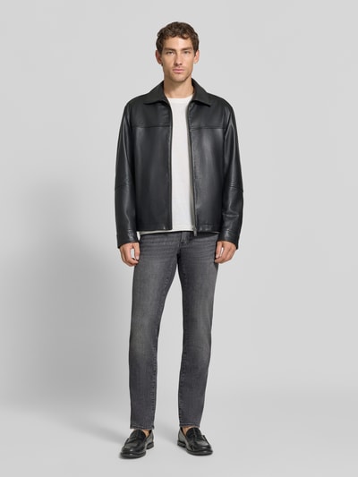 Męski model nosi Modern Fit Jeans aus Baumwoll-Mix Modell 'Chuck' von Brax, kolor szary, stylizowana na denim, średni stan, naszywka z logo, szlufki na pasek, zapięcie na guzik i zamek błyskawiczny, 5 kieszeni, splot twill, mieszanka bawełny; widok całej sylwetki z przodu.
