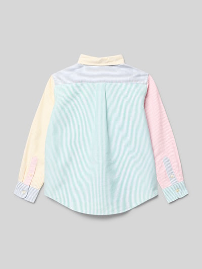 Mädchen trägt Regular Fit Freizeithemd aus reiner Baumwolle von Polo Ralph Lauren Kids, wielokolorowe paski i logo haft, krój regular fit, kołnierzyk typu button down, długi rękaw, brustasza, tkanina: bawełna, widok na cały tył.