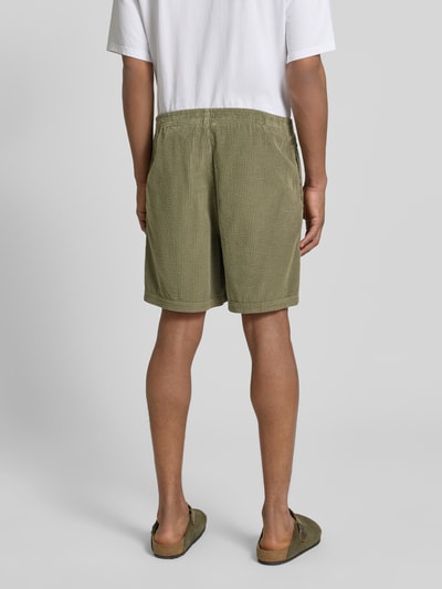 Männermodel trägt Shorts mit elastischem Bund Modell 'PADOW' von American Vintage aus Reine Baumwolle in Loose-Fit, Ganzkörperansicht Rückansicht.