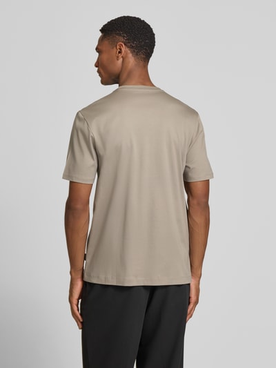 Männermodel trägt T-Shirt mit Rundhalsausschnitt von bugatti, beige, reine Baumwolle, Slim Fit, Rückenlänge 70 cm, Ganzkörperansicht Rückansicht.