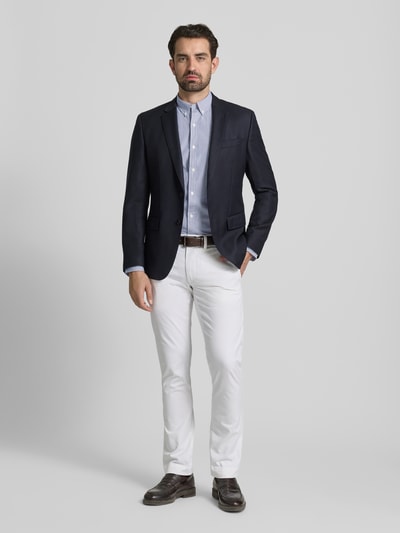 Männermodel trägt Freizeithemd mit Knopfleiste von Polo Ralph Lauren in Blau, Baumwoll-Elasthan-Mix, Regular Fit, Ganzkörperansicht von vorne.