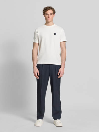 Männermodel trägt T-Shirt mit Label-Patch und Rundhalsausschnitt von Lerros in Weiß, Reine Baumwolle, Gerader-Schnitt, Ganzkörperansicht von vorne, Rückenlänge bei Größe M 69 cm.