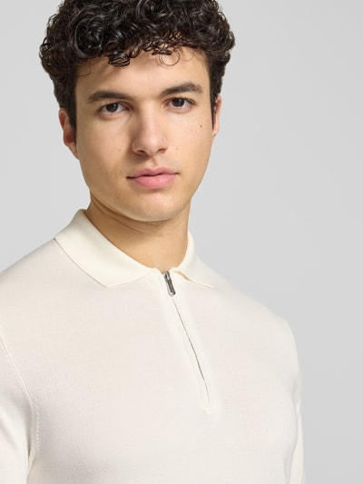 Männermodel trägt Regular Fit Poloshirt aus Viskose-Mix Modell 'WYLER' von Only & Sons, Optik: Unifarben, Nahaufnahme Oberkörper.