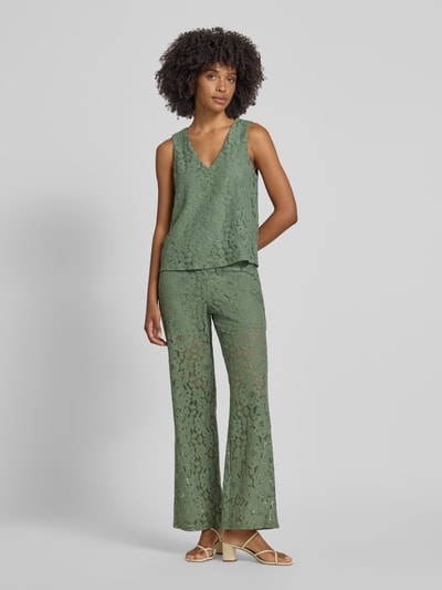 Frauenmodel trägt Weite HOSE in Spitzen-Optik Modell 'HONEY' von Vero Moda, Optik: Unifarben, Passform: Regular-Fit, Materialverarbeitung: Lochspitze, Bundabschluss: Elastisch, Ganzkörperansicht von vorne.