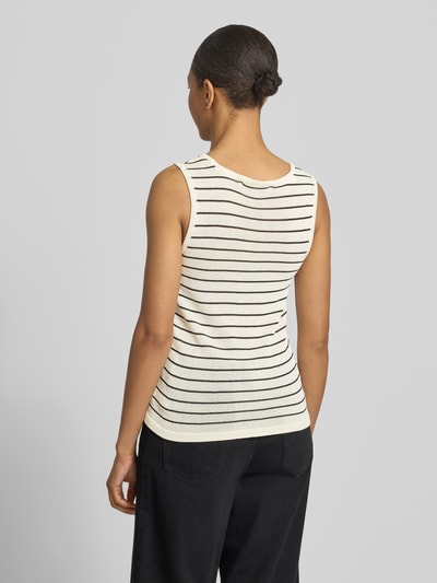 Vrouwenmodel draagt Regular Fit T-shirt uit viscosemix van Selected Femme model 'Moon' met gestreepte look, knitwear, all-over motief, mouwloos, ronde hals, ganzebody-achteraanzicht.