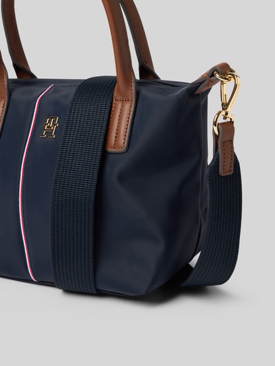 Produktfoto, Henkeltasche mit gestickten Kontraststreifen von Tommy Hilfiger, efekt: jednolity kolor, zamek błyskawiczny, główna przegroda, przegródka wewnętrzna zapinana na zamek błyskawiczny, aplikacja z logo z metalu, uchwyt, odpinany pasek na ramię