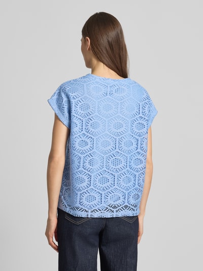 Frauenmodel trägt Boxy Fit T-Shirt mit semitransparentem Besatz Modell 'IRIS' von Vero Moda, unifarben, abstraktes Ajour-Strickmuster, Ganzkörperansicht Rückansicht.