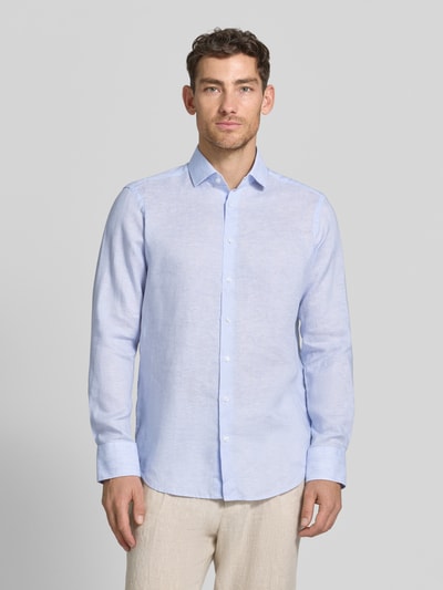 Männermodel trägt Regular Fit Leinenhemd mit Kentkragen von Christian Berg Men in Hellblau, glatte Textur, Ganzkörperansicht von vorne.