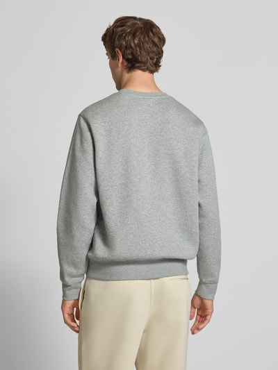 Männermodel trägt Sweatshirt mit Label-Stitching und Rundhalsausschnitt von Nike in Grau, Baumwoll-Mix, Regular-Fit, Rückenlänge 69 cm, Ärmel 71 cm, Ganzkörperansicht Rückansicht.