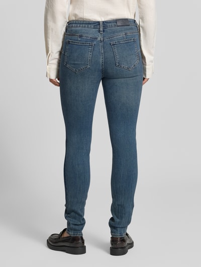 Frauenmodel trägt Skinny Fit Jeans mit Viskose-Anteil von Armani Exchange, blau, 5-Pocket-Design, Ganzkörperansicht Rückansicht.