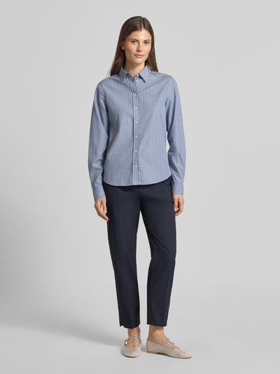 Frauenmodel trägt dunkelblaue Hose in verkürzter Passform Modell 'KRYSTAL' von Cambio, Regular Fit, Ganzkörperansicht von vorne.