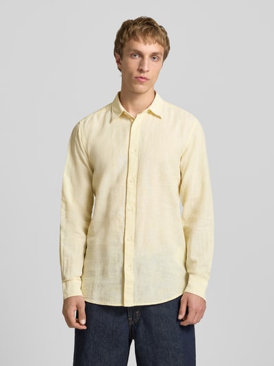Männermodel trägt Slim Fit Freizeithemd aus Baumwoll-Leinen-Mix Modell 'CAIDENLS SOLID' von Only & Sons, Optik: Unifarben, Ganzkörperansicht von vorne.