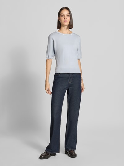 Vrouwenmodel draagt Regular Fit Pullover uit Viscosemix in tricotlook van comma, lichtblauw, ronde hals, 1/2-mouwen, voorkant geheel.