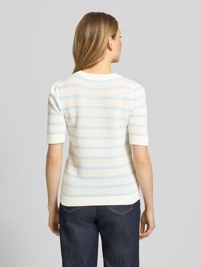 Frauenmodel trägt Strickshirt mit Rundhalsausschnitt Modell 'DALO' von Vila aus Reine Baumwolle im Regular-Fit, Strukturmuster, Rückenlänge 56 cm, Ärmellänge 28 cm, Ganzkörperansicht Rückansicht.