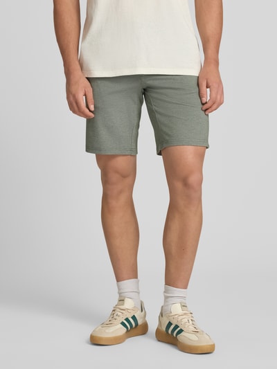 Mężczyznamodel nosi Regular Fit Chinoshorts aus Viskose-Mix Modell 'MARK' von Only & Sons, z efektem melanżu, mieszanka wiskozy, wpuszczane kieszenie, kieszenie z tyłu, aplikacja z metką, szlufki na pasek, zapięcie na guzik i zamek błyskawiczny, Ganzkörperansicht von vorne.