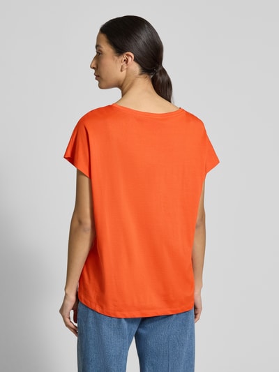 Frauenmodel trägt Oversized Fit T-Shirt aus Viskose-Mix von Smith & Soul, Baumwoll-Viskose-Mix, orange, glatte Textur, Ganzkörperansicht Rückansicht.