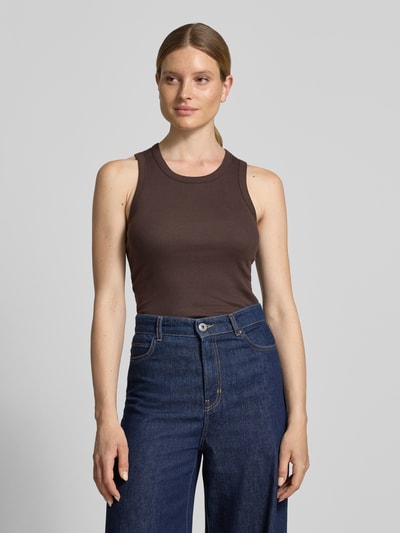 Frauenmodel trägt Slim Fit Top mit Rundhalsausschnitt Modell 'Lesso' von OPUS aus elastischem Baumwoll-Mix, dunkelbraun, Ganzkörperansicht von vorne.
